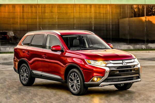 Mitsubishi Outlander rouge vue du côté droit