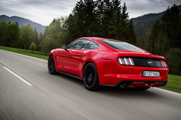 Ein roter Ford Mustang gt eu -spec 2015 rast über die Straße