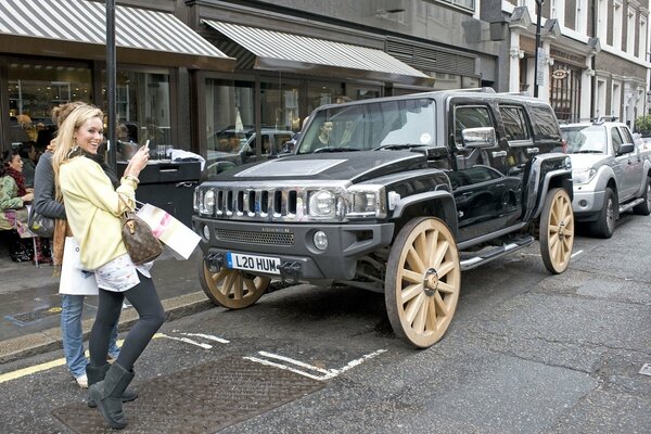 Intrigue pour une fille.. roues en bois.. c est une blague!