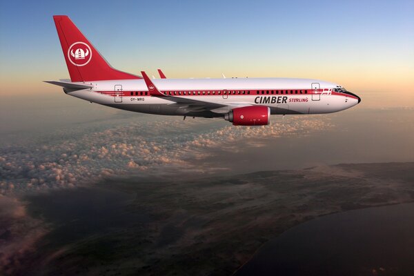 Avion rouge et blanc dans le ciel clair