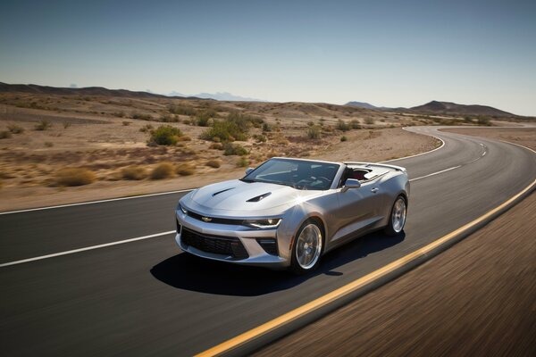 Chevrolet convertible de plata en movimiento