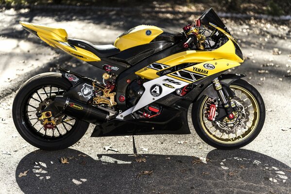 Moto Yamaha Super giallo