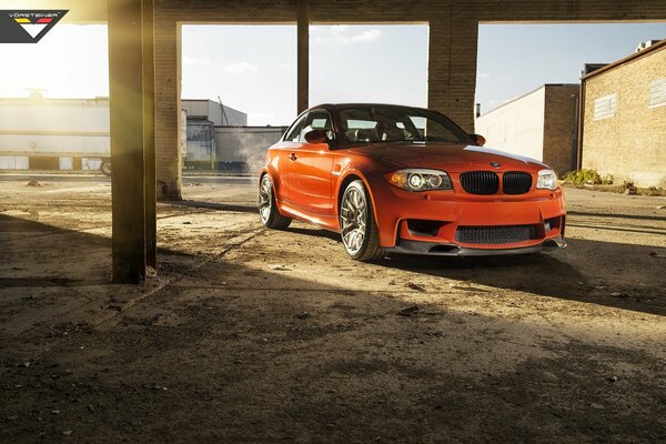 BMW naranja en el entorno urbano