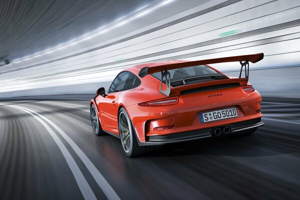 Porsche GT3 rojo de alta velocidad en la pista de carreras, vista trasera