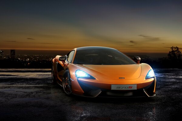 Orange mclaren Coupé bei Sonnenuntergang