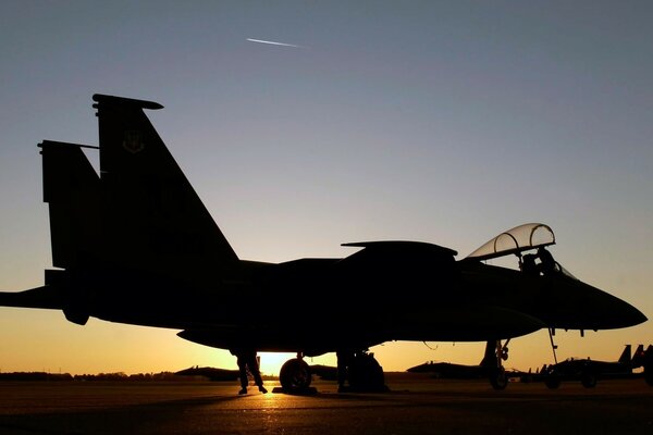 Истребитель f-15 на базе во время заката