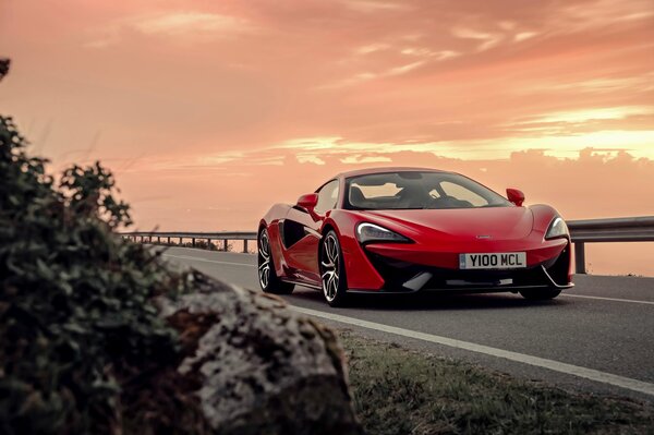 McLaren se para en el puente a la luz del atardecer