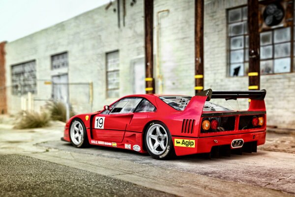 Ferrari F40 rossa, angolo posteriore, Posizione stradale