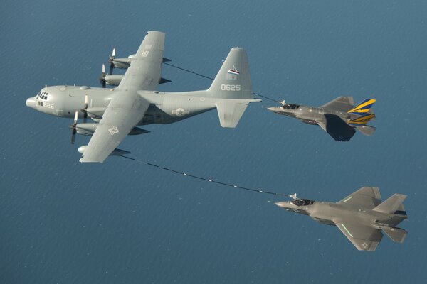 Reabastecimiento de combustible de dos aviones de combate simultáneamente durante el vuelo