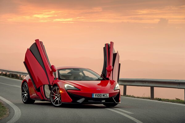 Mclaren 570s Supersportwagen Tapete mit offenen Türen während des Sonnenuntergangs