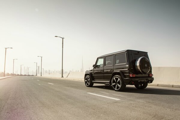 Mercedes-benz nera sulla strada nebbiosa