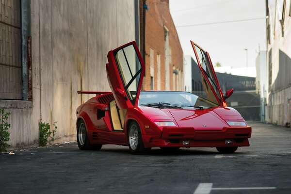 Lamborghini County rosso con porte rialzate, angolo anteriore, posizione stradale