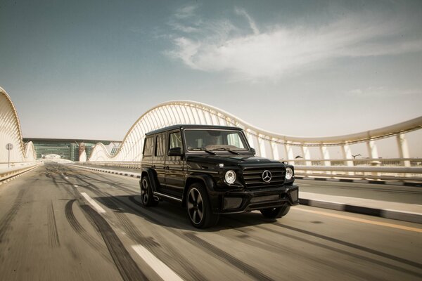 Klarer Himmel und Mercedes-Benz g- Klasse