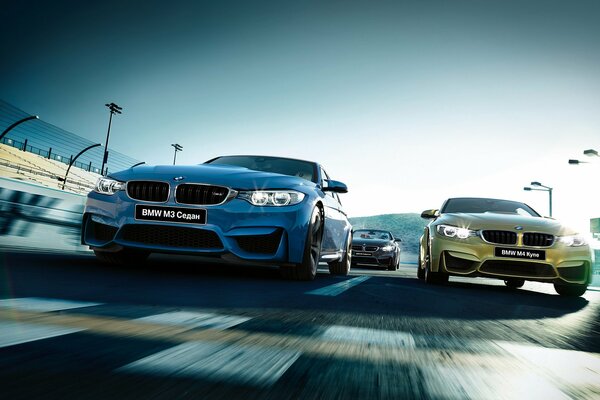 Schönes Foto von zwei BMW-Autos auf der Straße