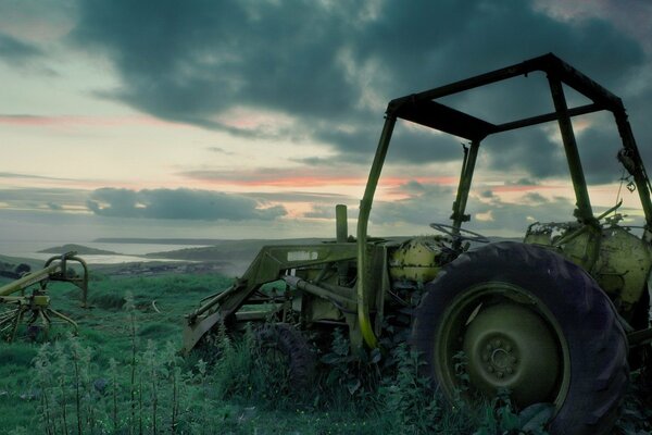 Tractor abandonado en el bosque, en la oscuridad