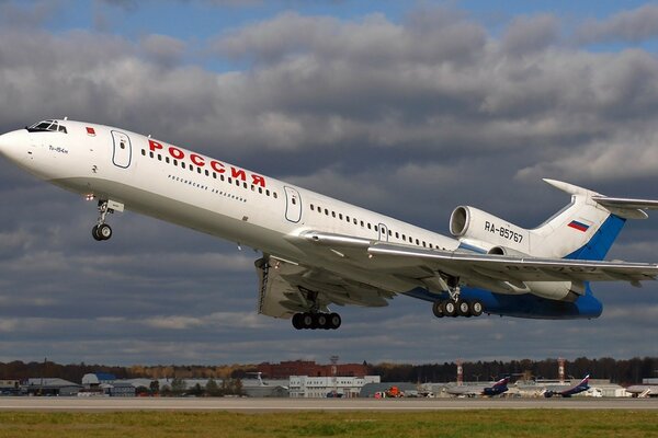 L avion russe tu 154 est allé au décollage