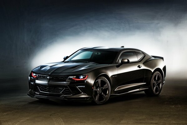 Chevrolet Camaro noir dans un style dessiné à la main