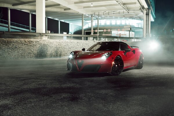 Czerwona alfa romeo 4C Centurion