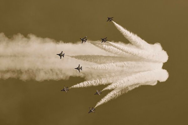 Eine Flugshow von Flugzeugen, die einen gefährlichen Trick ausführen