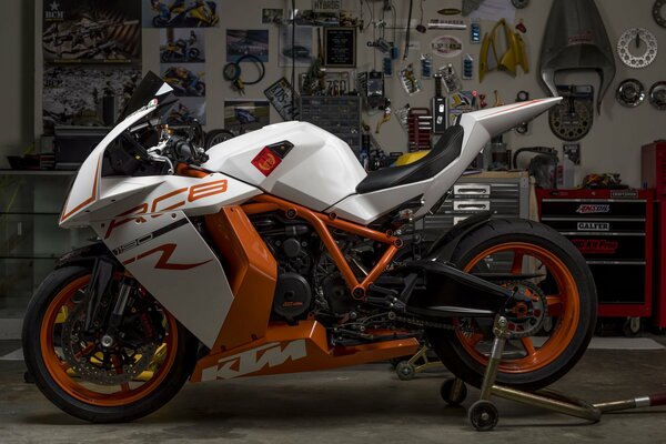 Das orange Sportbike steht in der Garage