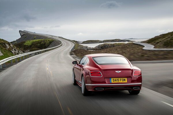 Voiture bentley continental rouge