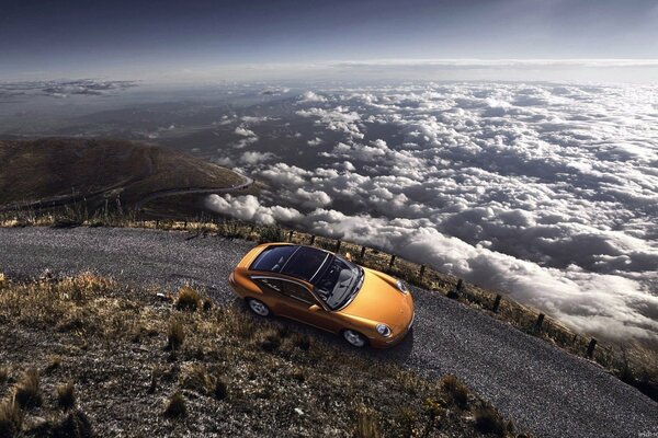 Viaggiare sopra le nuvole su una Porsche