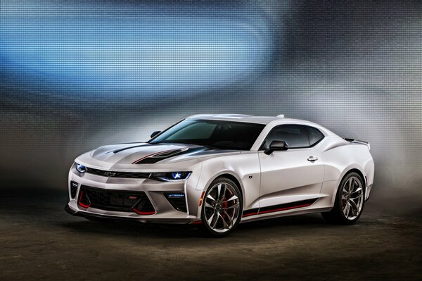 Weißer Chevrolet Camaro auf normalem Hintergrund