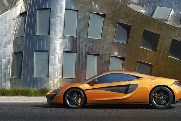 Mclaren orange sur fond de bâtiment art nouveau