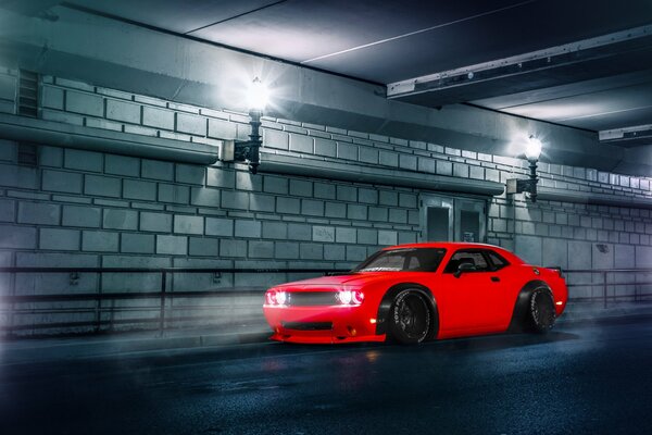 Rotes Auto auf Backsteinmauer Hintergrund auf der Straße