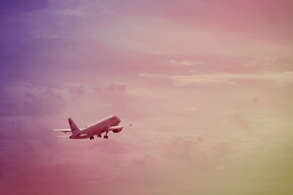 Imagen de un avión en el cielo