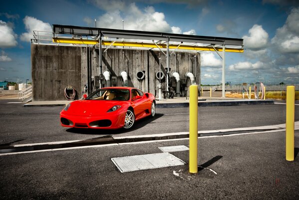 Czerwone Ferrari f430 przy budowie z rurami