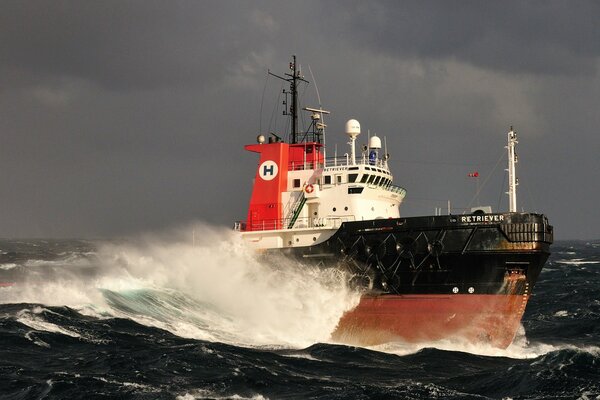 El peligroso viaje de un barco en una tormenta