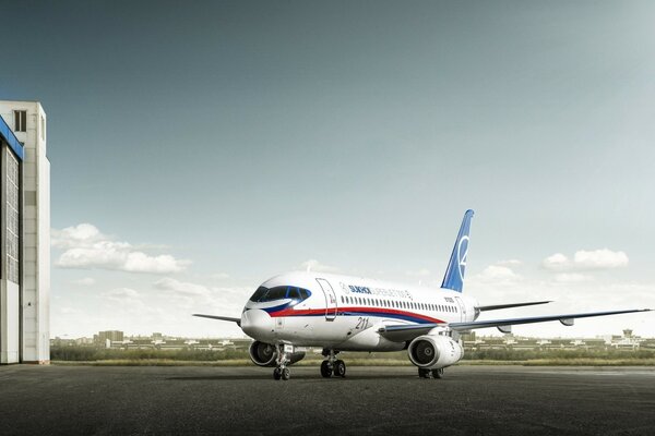 El avión ruso Sukhoi SuperJet 100 se encuentra en el hangar