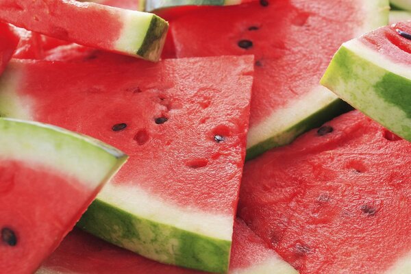 Thinly sliced watermelon into pieces