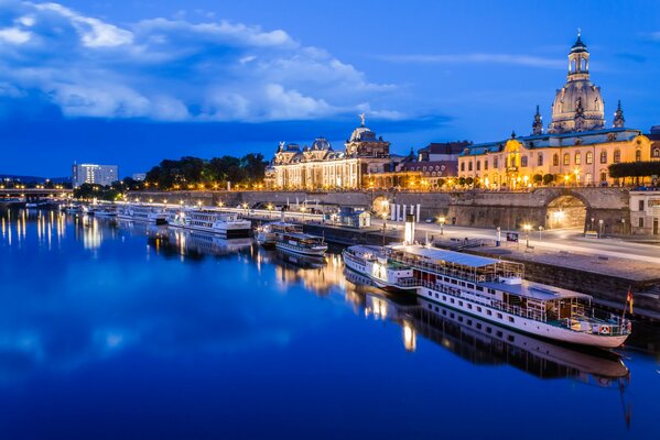 Anlegeplatz an der Newa, St. Petersburg am Abend