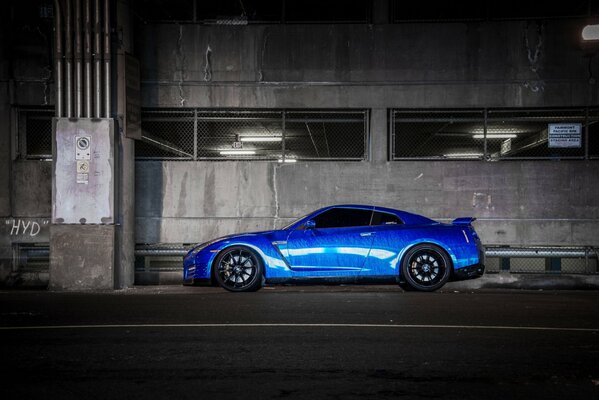 Niebieski Nissan gt-r r35 z pięknymi felgami