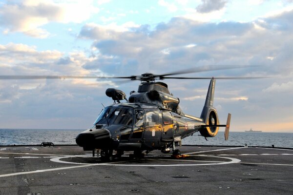 Helicóptero en la cubierta del portaaviones se prepara para despegar