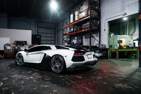 Tuning en el garaje Lamborghini blanco