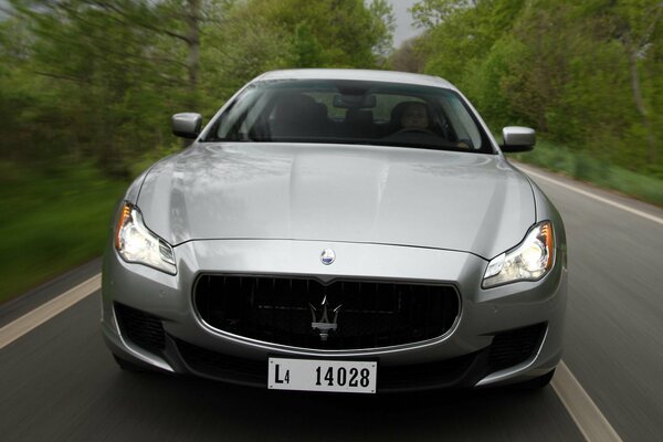 Gris maserati quattroporte s B4 carreras en la carretera vista frontal