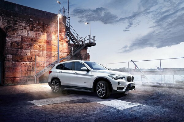 Auto bianca BMW X1 nella nebbia