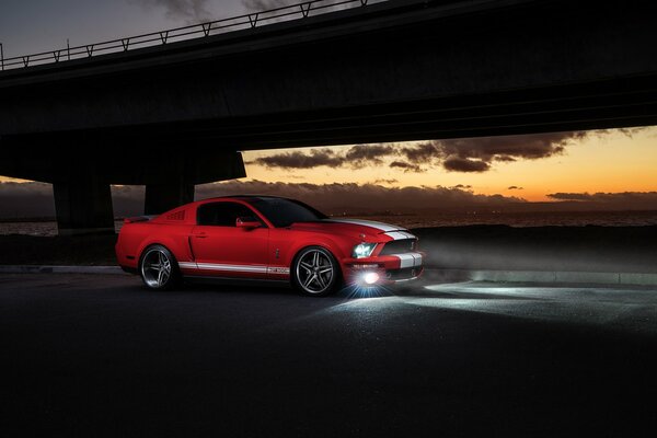 Ford rosso, tramonto luci anteriori brillano