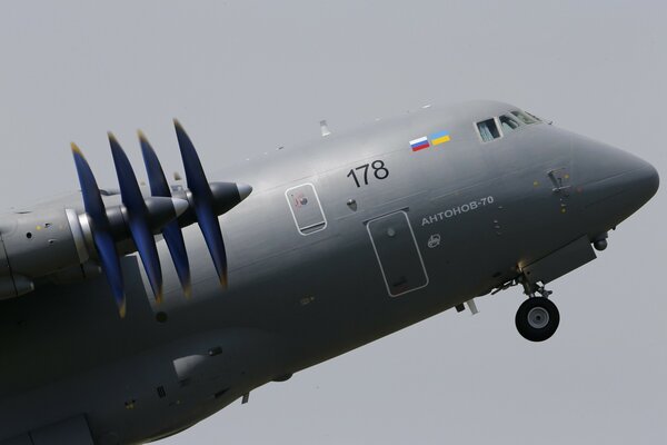 Gros avion cargo au décollage