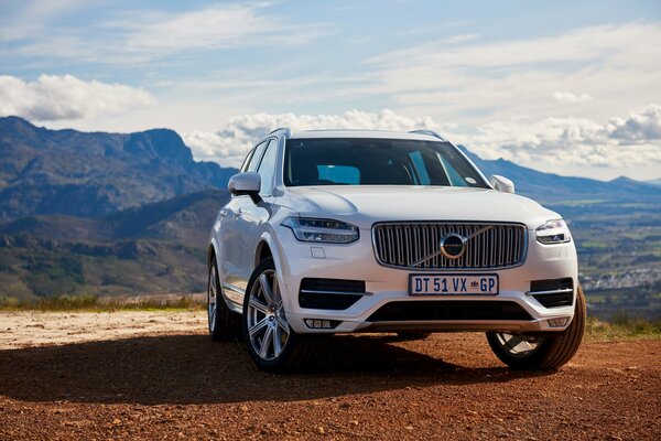 Volvo blanc sur une route déserte