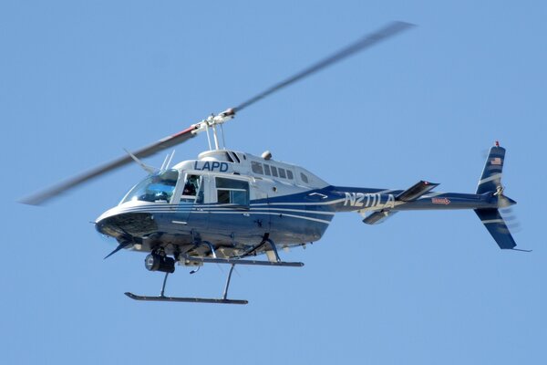 En el fondo del cielo azul brillante helicóptero 206 JetRanger