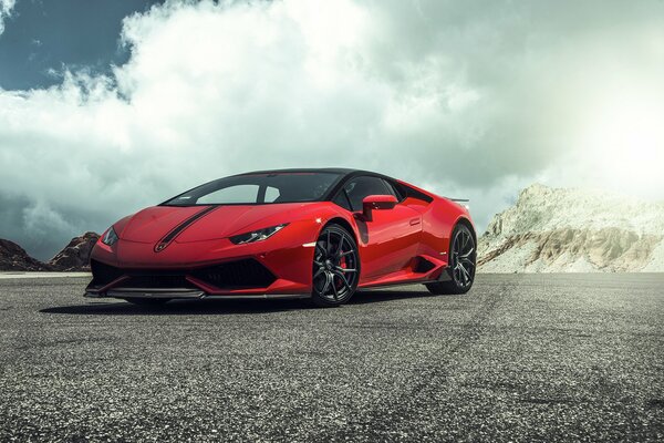 Красный суперкар lamborghini huracán vorsteiner на фоне гор