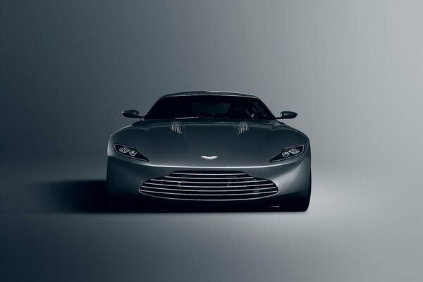 Vista frontal del Aston martin plateado
