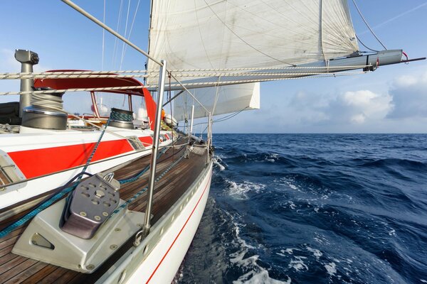 Bellissimo yacht in mare e cielo blu