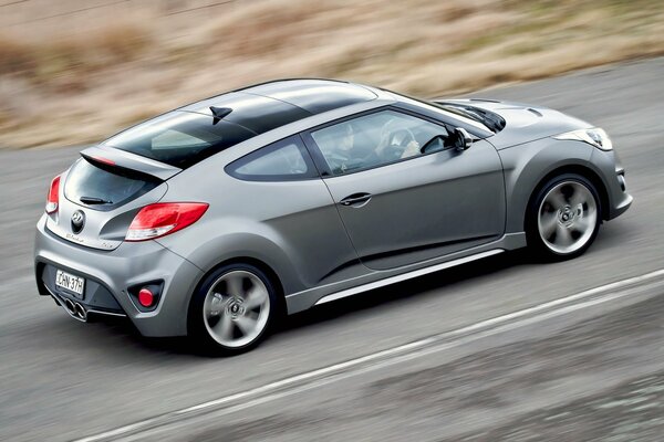 Gris Turbo coche Hyundai en la carretera a la velocidad