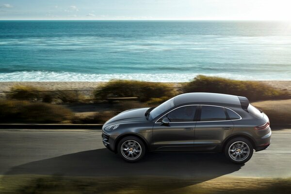 SUV Porsche Macan s nahe dem Meer