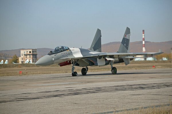 Russisches Militärflugzeug auf dem Hintergrund des Himmels und der Berge